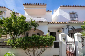 A cozy and elegant townhouse across the beach, Benagalbón